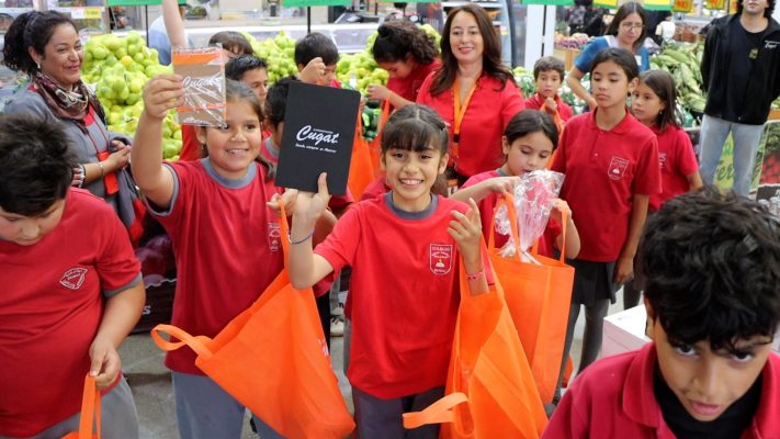 Supermercados Cugat recibe niños de Colegio comunal en la ciudad de Rengo.