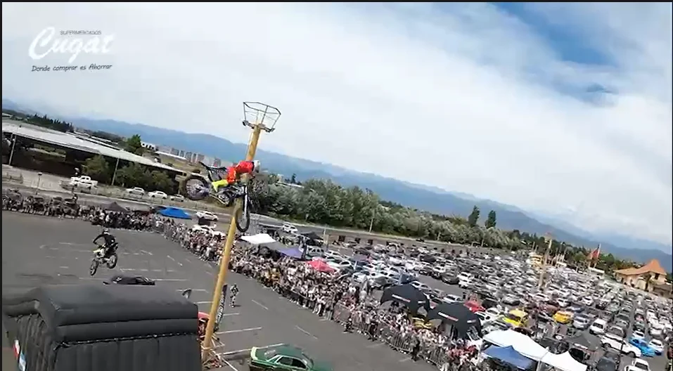 🎄✨ Motores, acrobacias y alegría familiar en Supermercados Cugat San Ramón 🏍️🚗